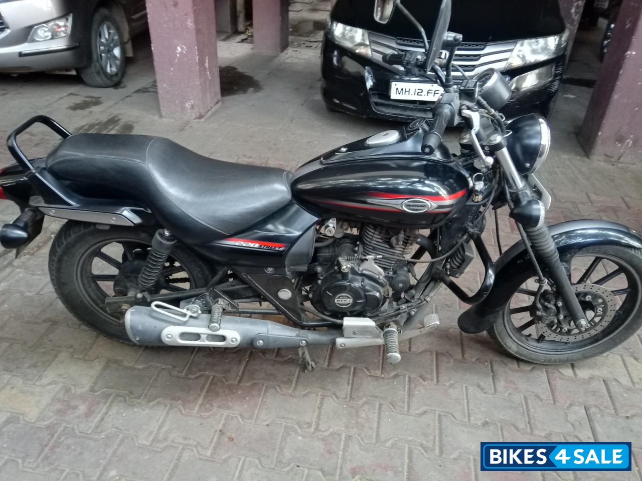 Matte Black Bajaj Avenger Street 220