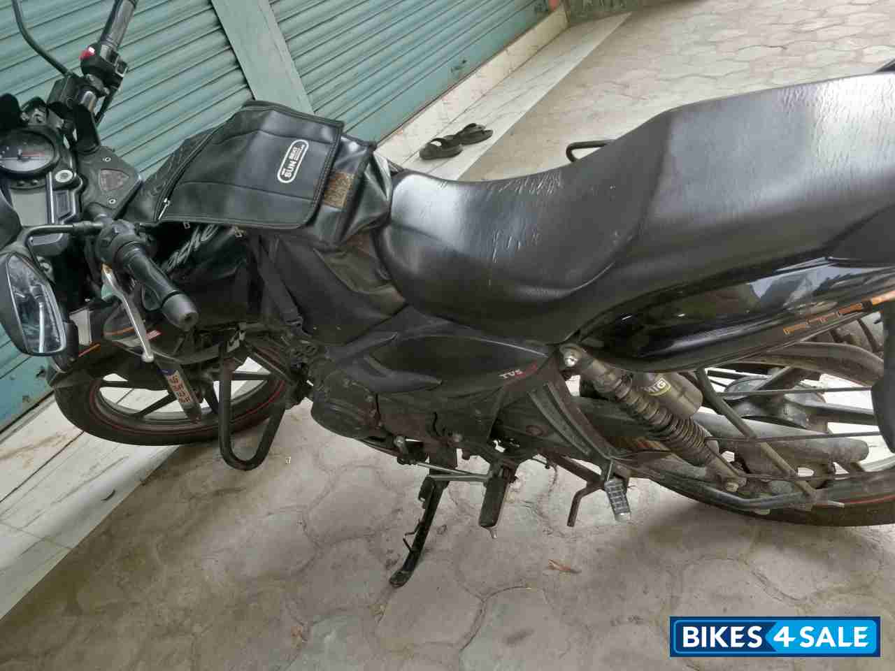 Black TVS Apache RTR 160