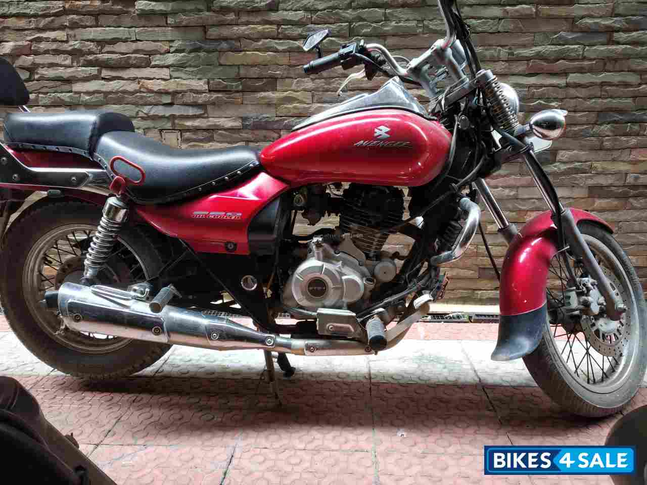 Red Bajaj Avenger Cruise 220