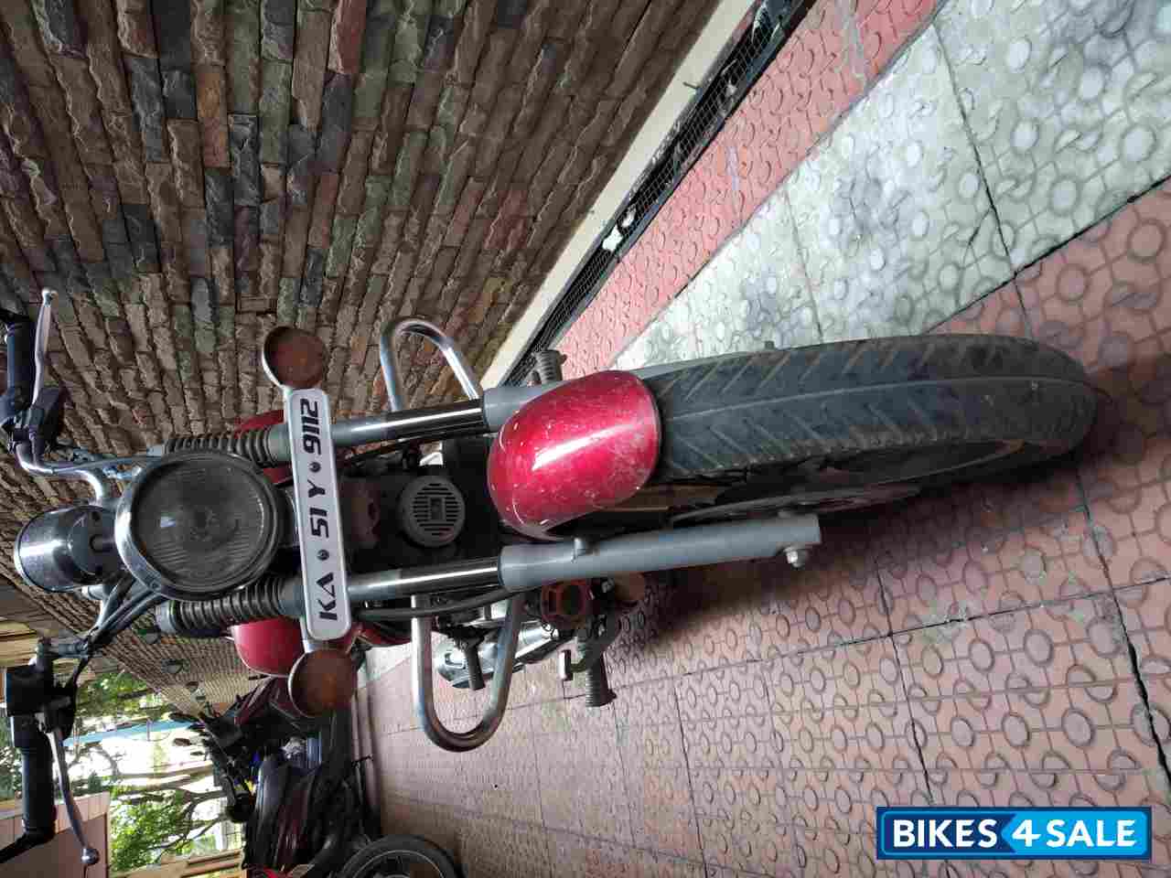 Red Bajaj Avenger Cruise 220