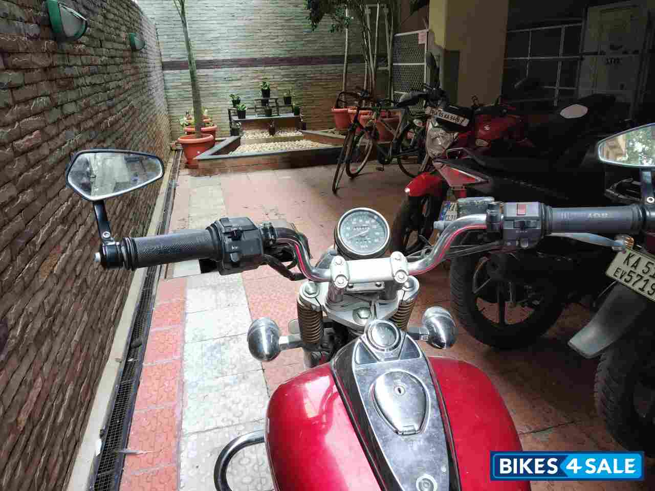 Red Bajaj Avenger Cruise 220