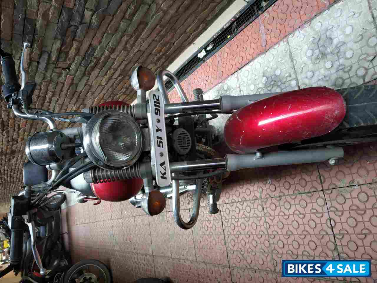 Red Bajaj Avenger Cruise 220