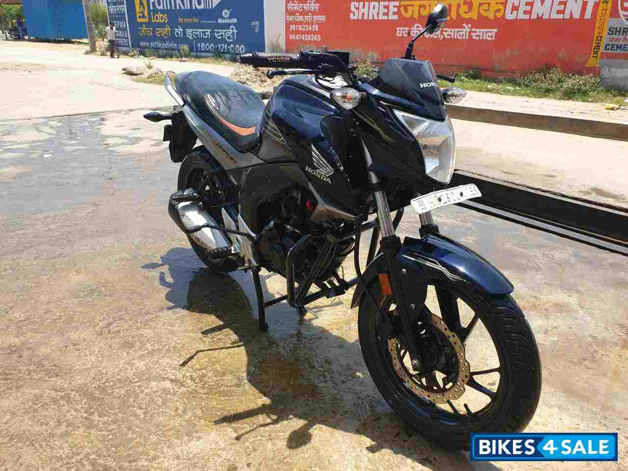 Dark Blue Honda CB Hornet 160R Dark Blue Honda CB Hornet 160R