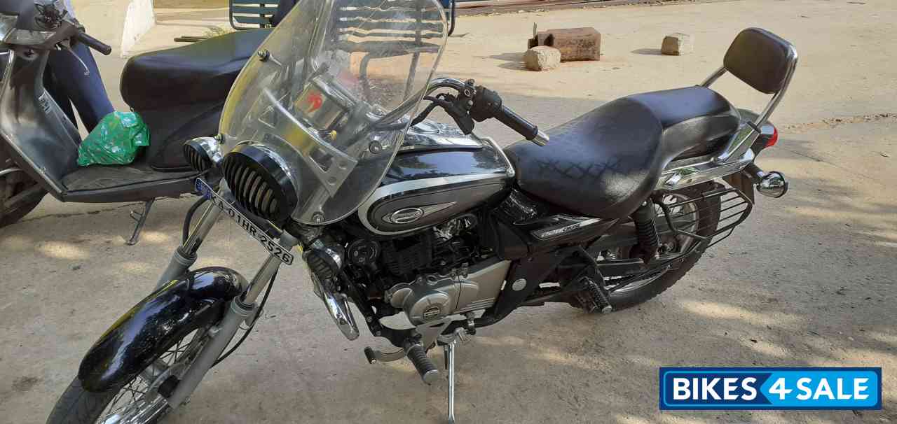 Black Bajaj Avenger Cruise 220