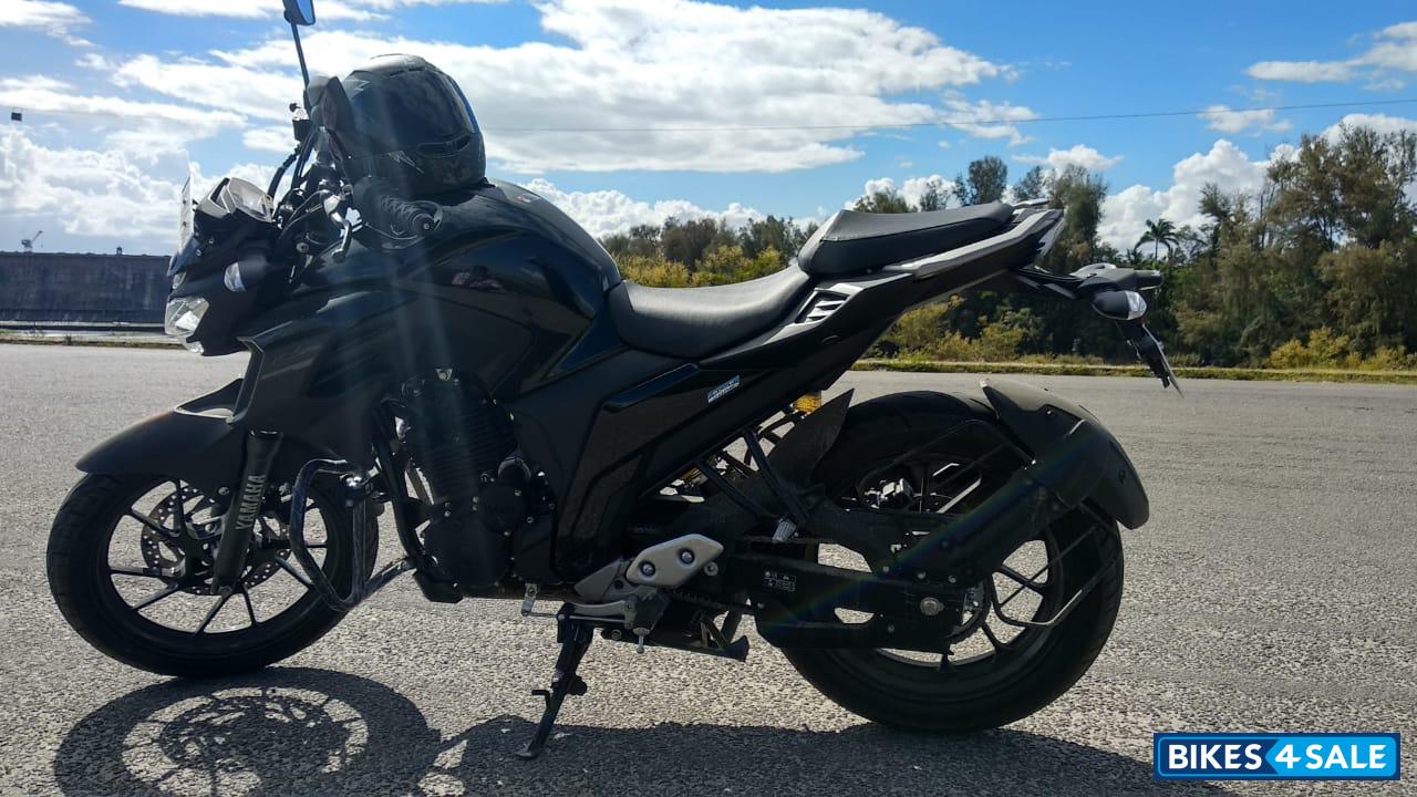 Black Yamaha FZ25