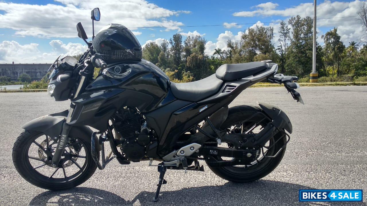 Black Yamaha FZ25