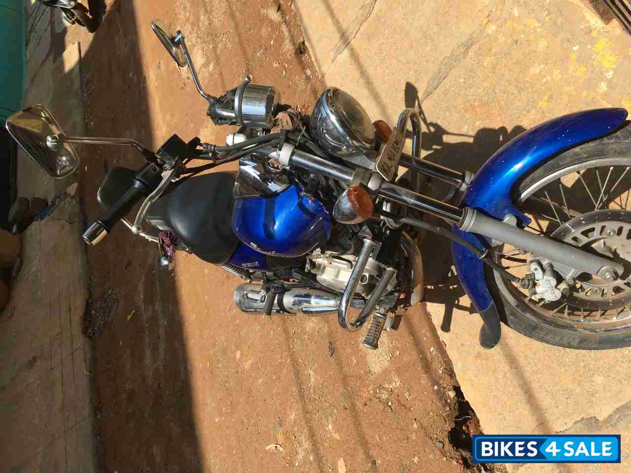 Blue Bajaj Avenger 220 DTS-i