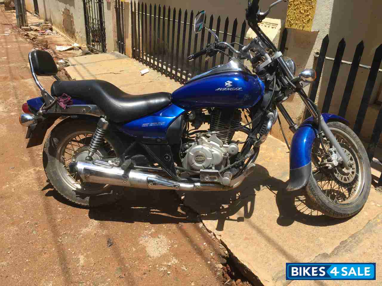 Blue Bajaj Avenger 220 DTS-i Blue Bajaj Avenger 220 DTS-i
