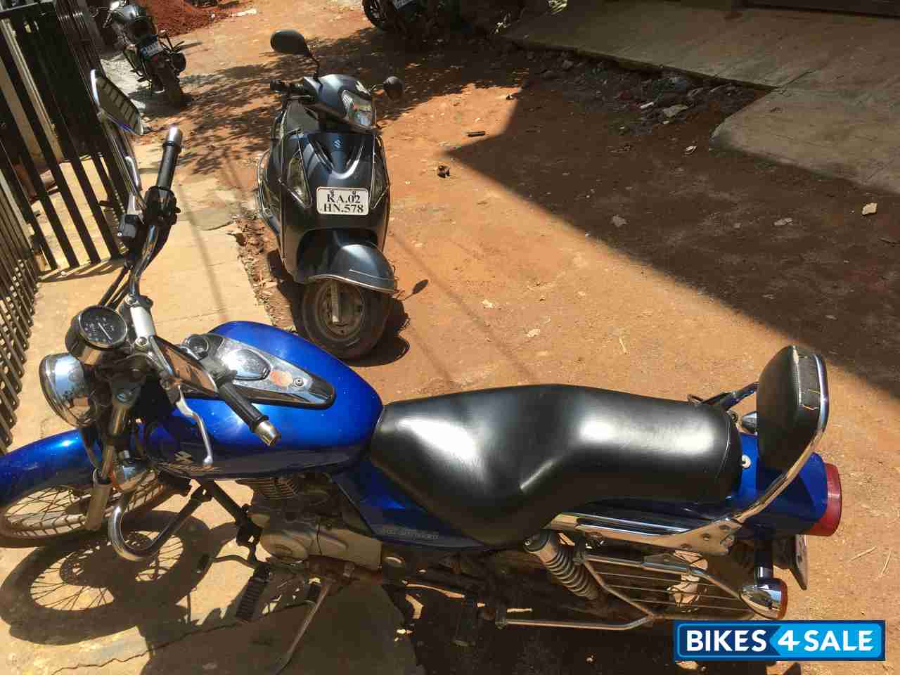 Blue Bajaj Avenger 220 DTS-i Blue Bajaj Avenger 220 DTS-i