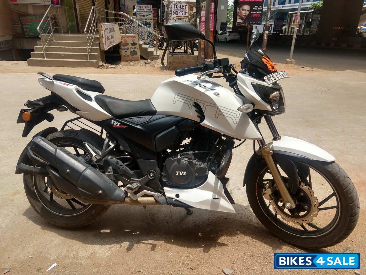 White TVS Apache RTR 200 4V