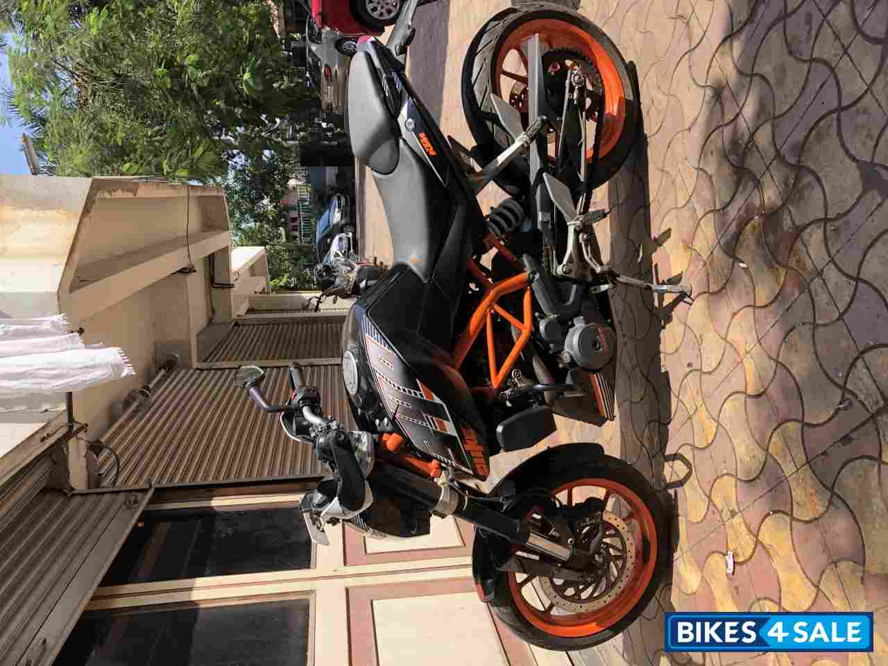 Black KTM Duke 390
