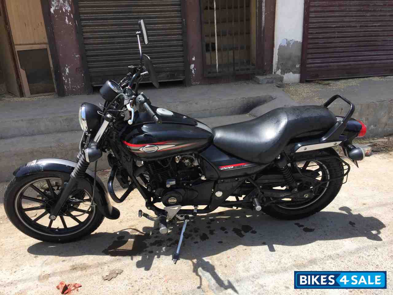 Black Bajaj Avenger Street 220