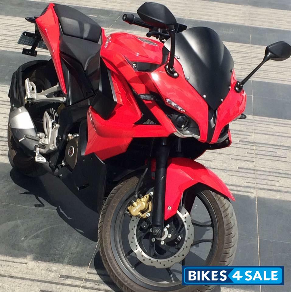 Red Bajaj Pulsar RS 200