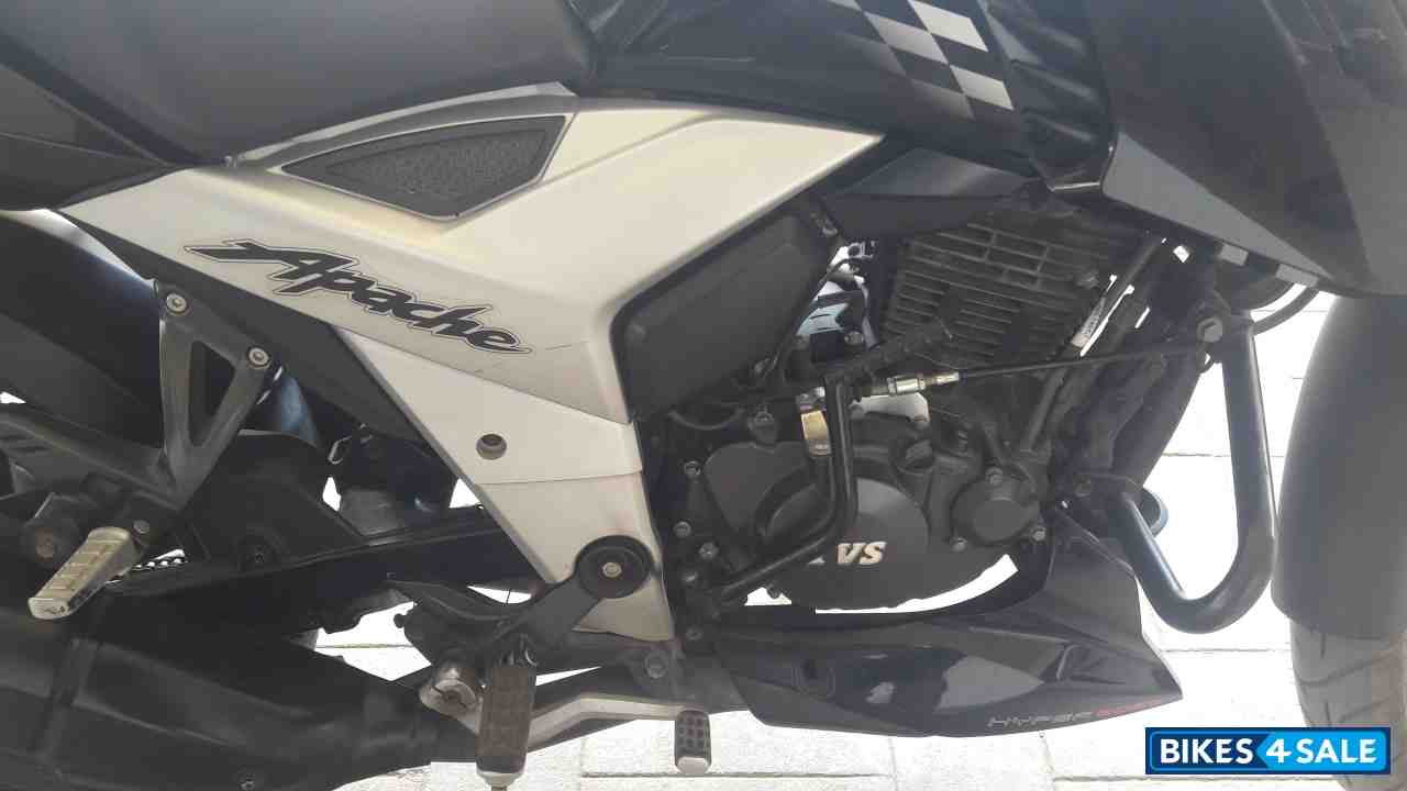 Black And White TVS Apache RTR 160 4V