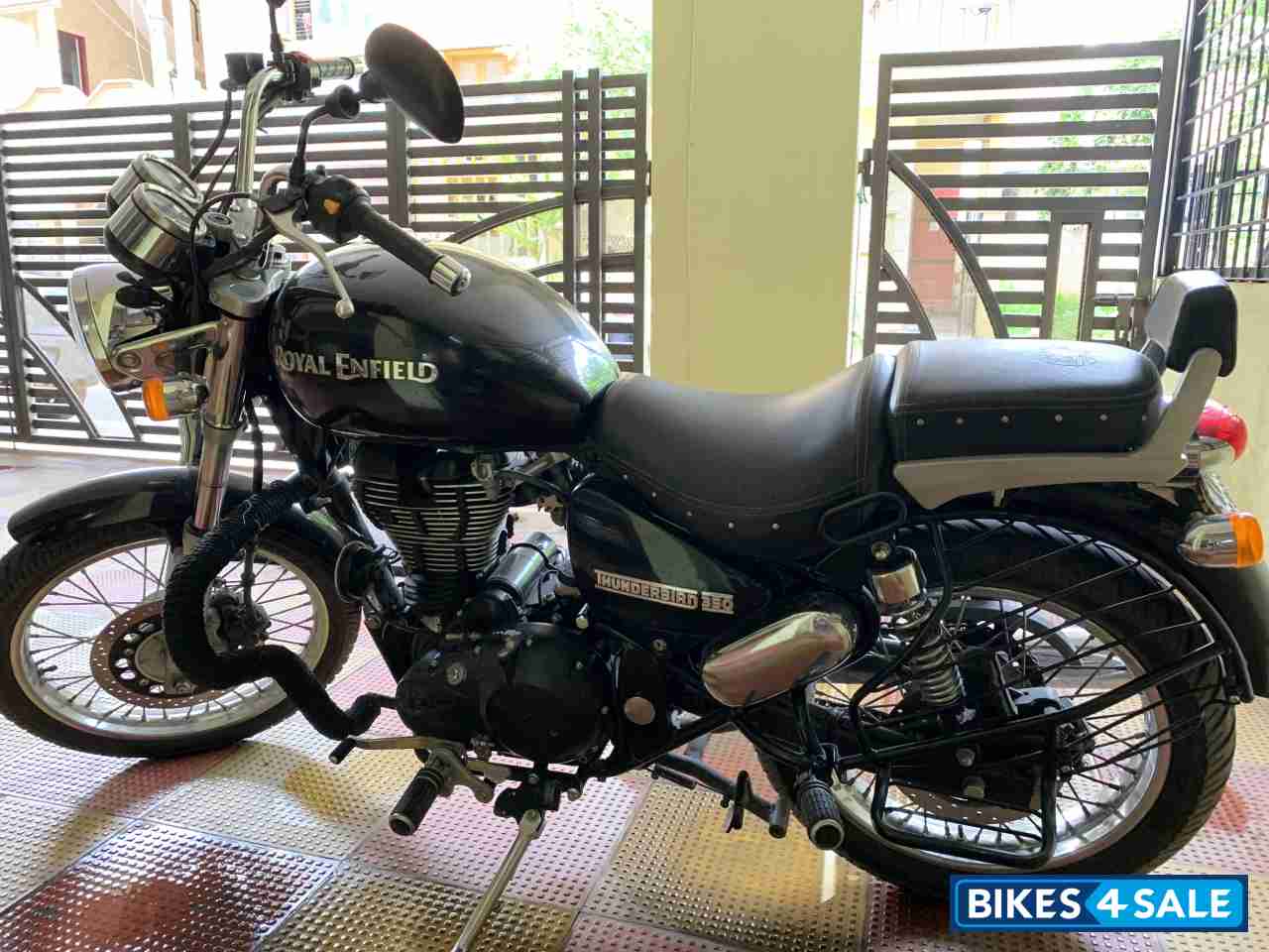 Black Royal Enfield Thunderbird 350 Black Royal Enfield Thunderbird 350