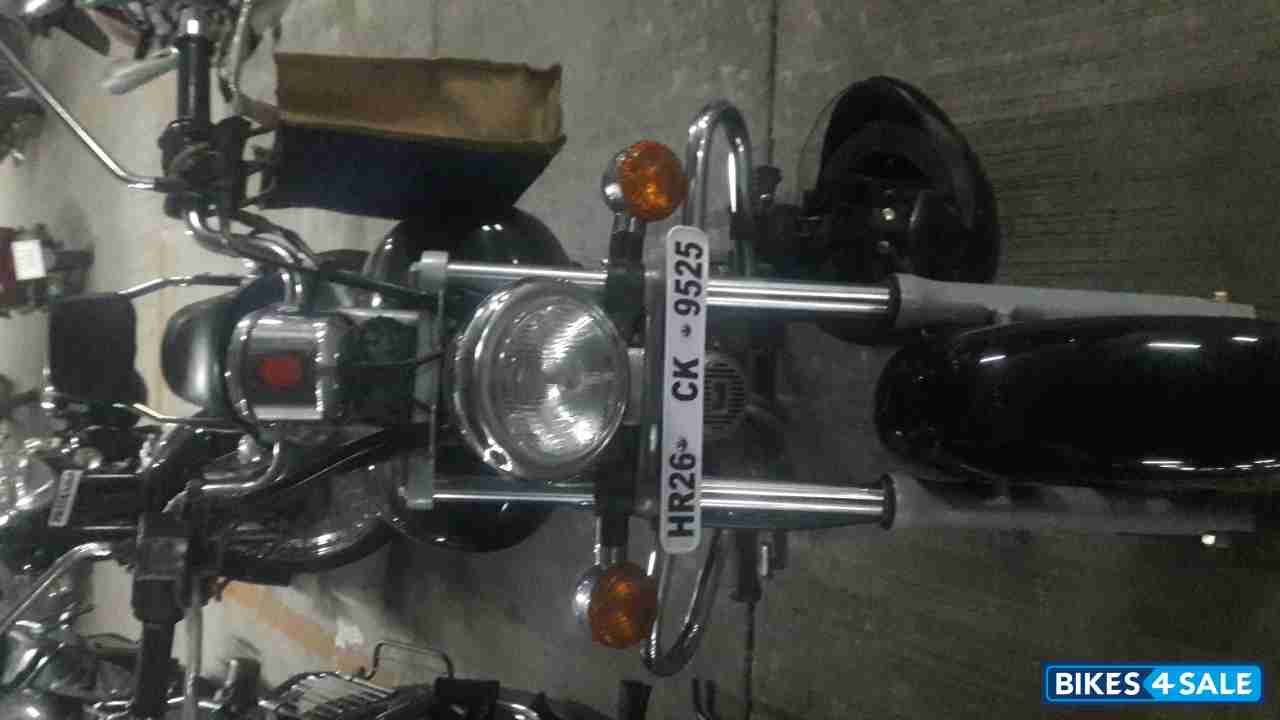 Black Bajaj Avenger 220 DTS-i Black Bajaj Avenger 220 DTS-i