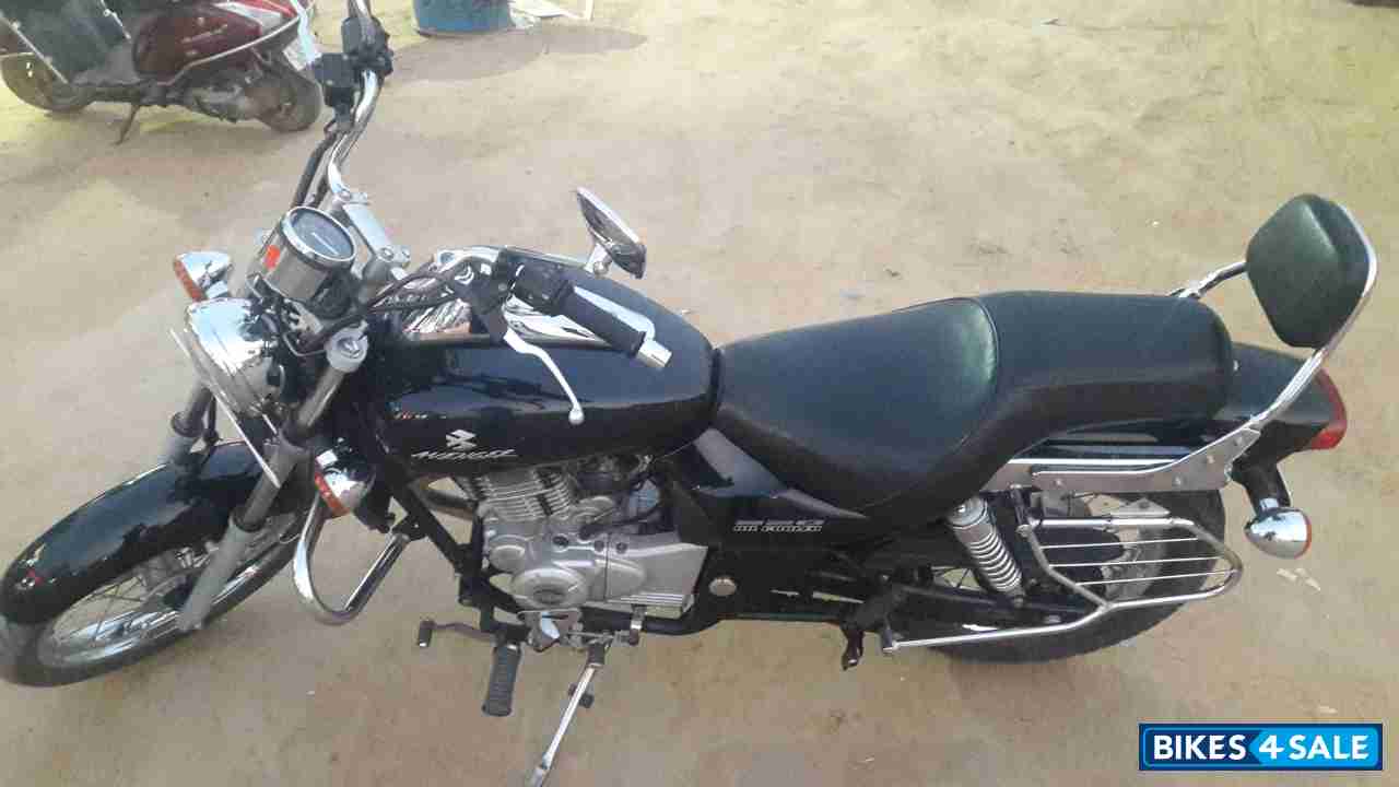 Black Bajaj Avenger 220 DTS-i Black Bajaj Avenger 220 DTS-i