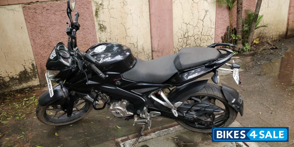 Black Bajaj Pulsar 200 NS