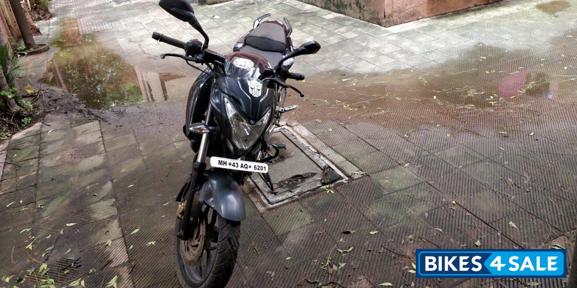 Black Bajaj Pulsar 200 NS Black Bajaj Pulsar 200 NS