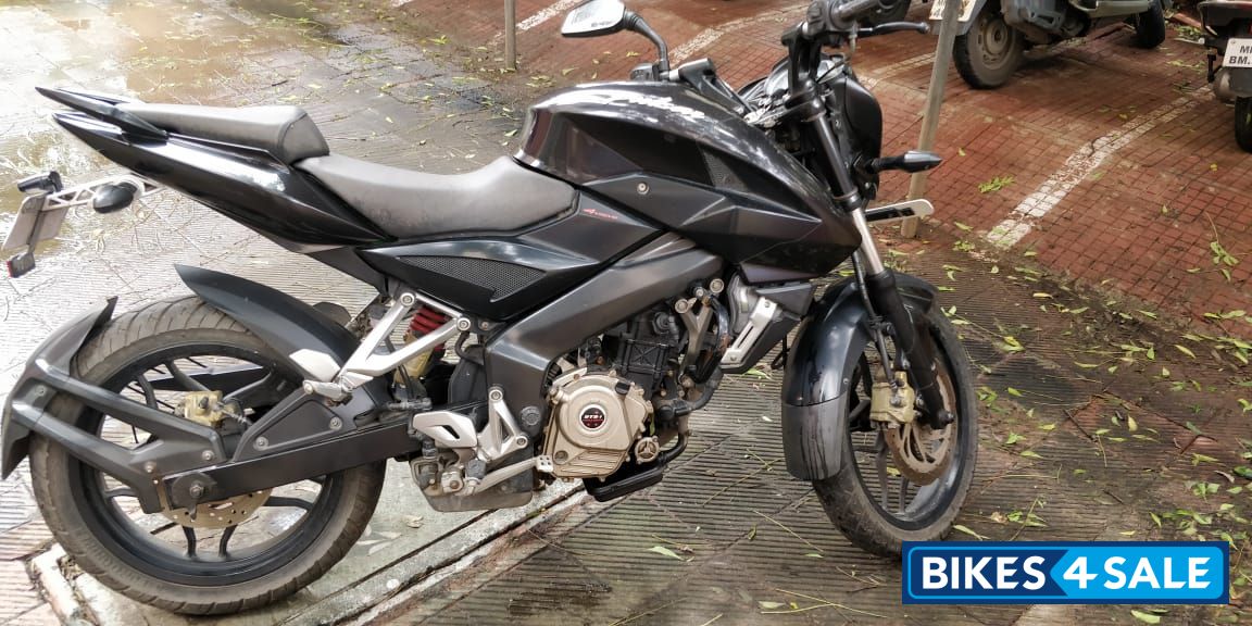 Black Bajaj Pulsar 200 NS Black Bajaj Pulsar 200 NS