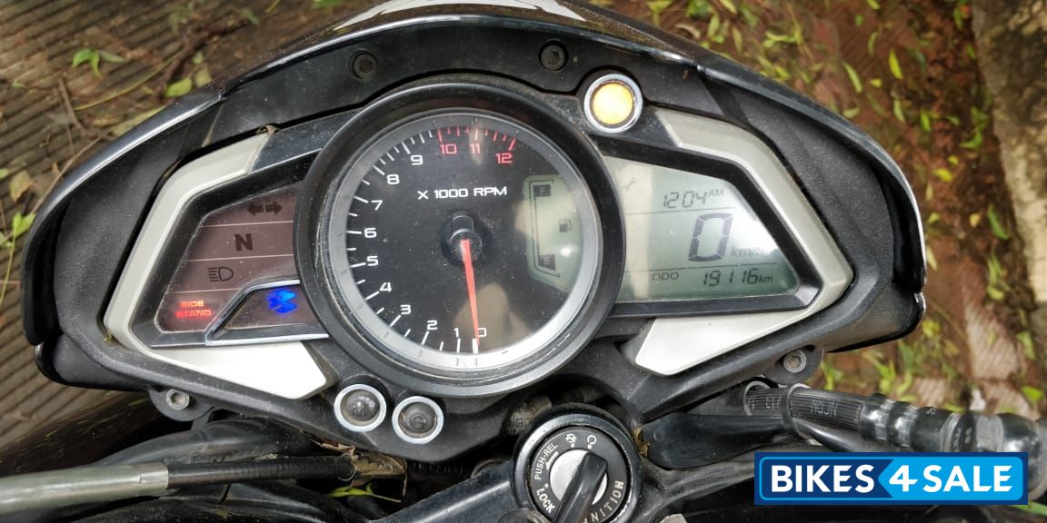 Black Bajaj Pulsar 200 NS Black Bajaj Pulsar 200 NS