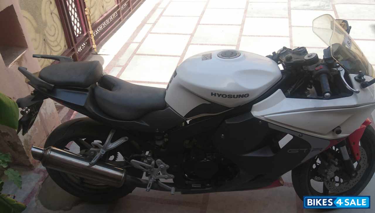 White Hyosung GT250R