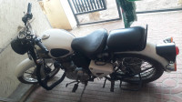 White Royal Enfield Classic 350