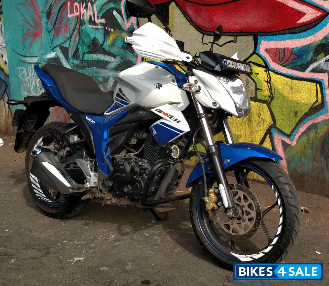White/blue Suzuki Gixxer 150
