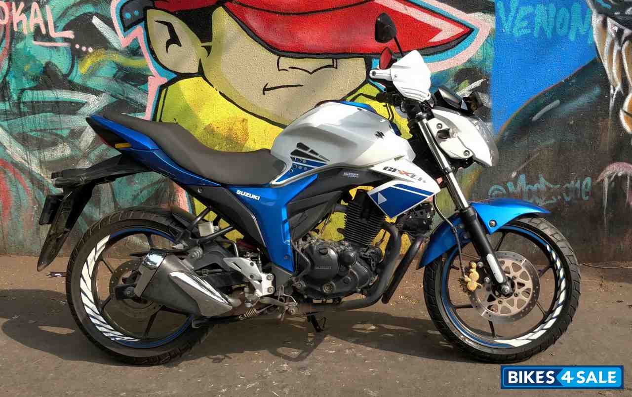 White/blue Suzuki Gixxer 150 White/blue Suzuki Gixxer 150