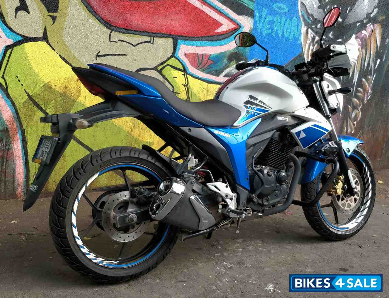 White/blue Suzuki Gixxer 150 White/blue Suzuki Gixxer 150