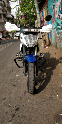White/blue Suzuki Gixxer 150