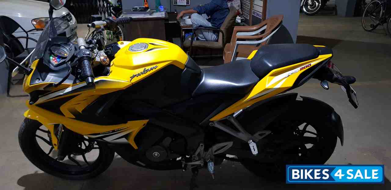 Bajaj Pulsar RS 200 ABS