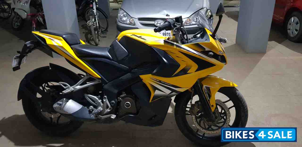 Bajaj Pulsar RS 200 ABS
