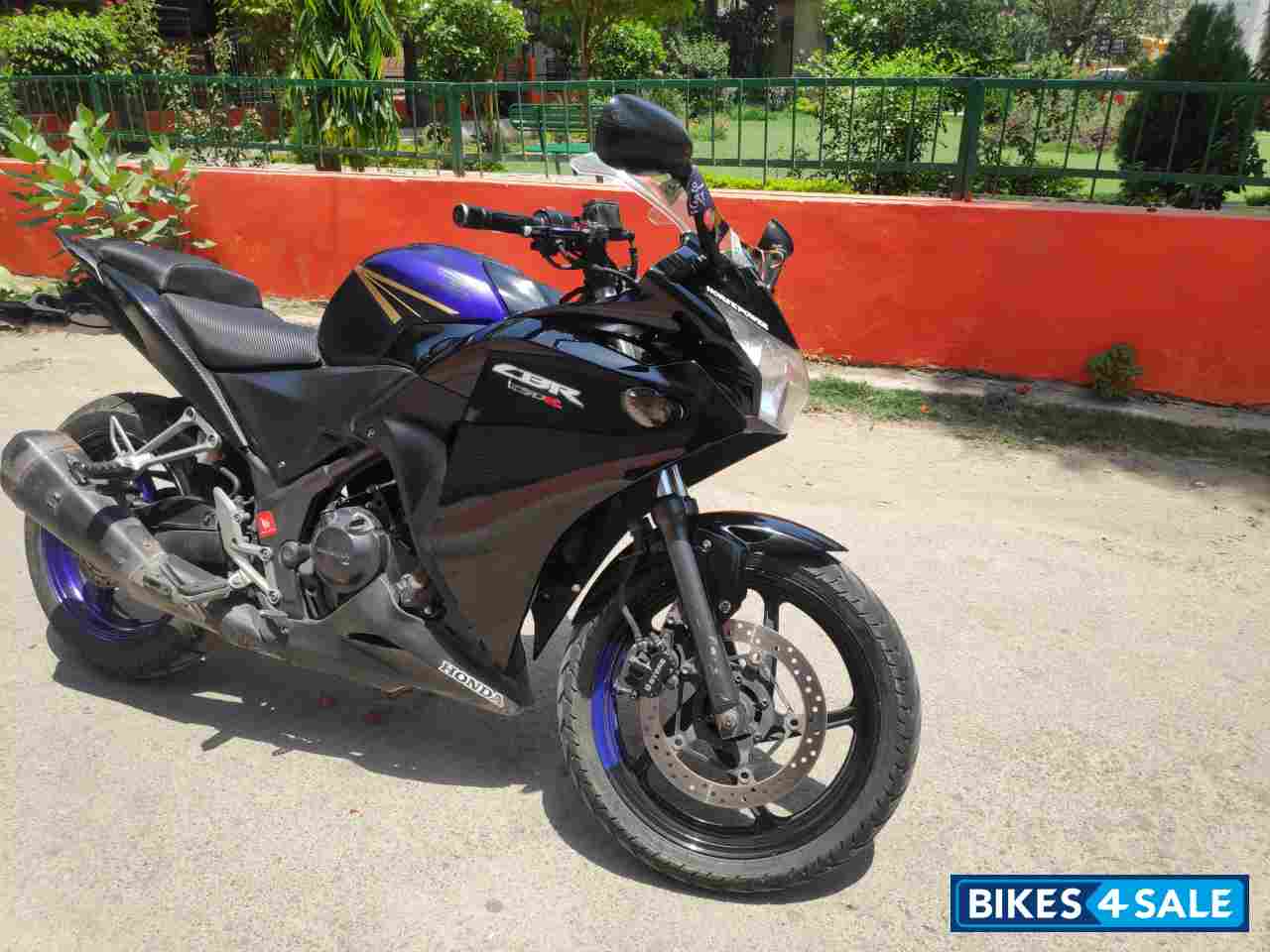 Black Honda CBR 250R