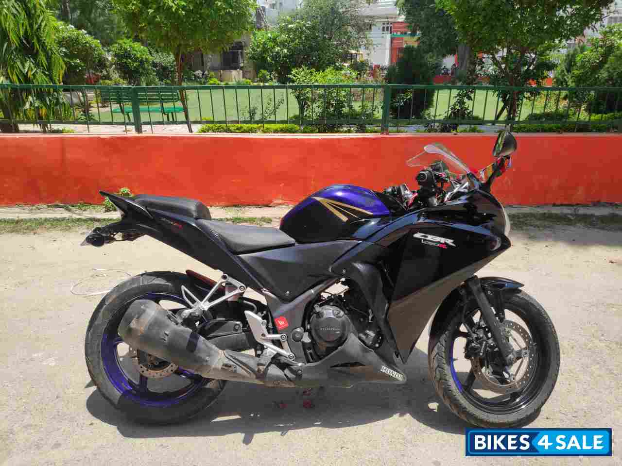 Black Honda CBR 250R