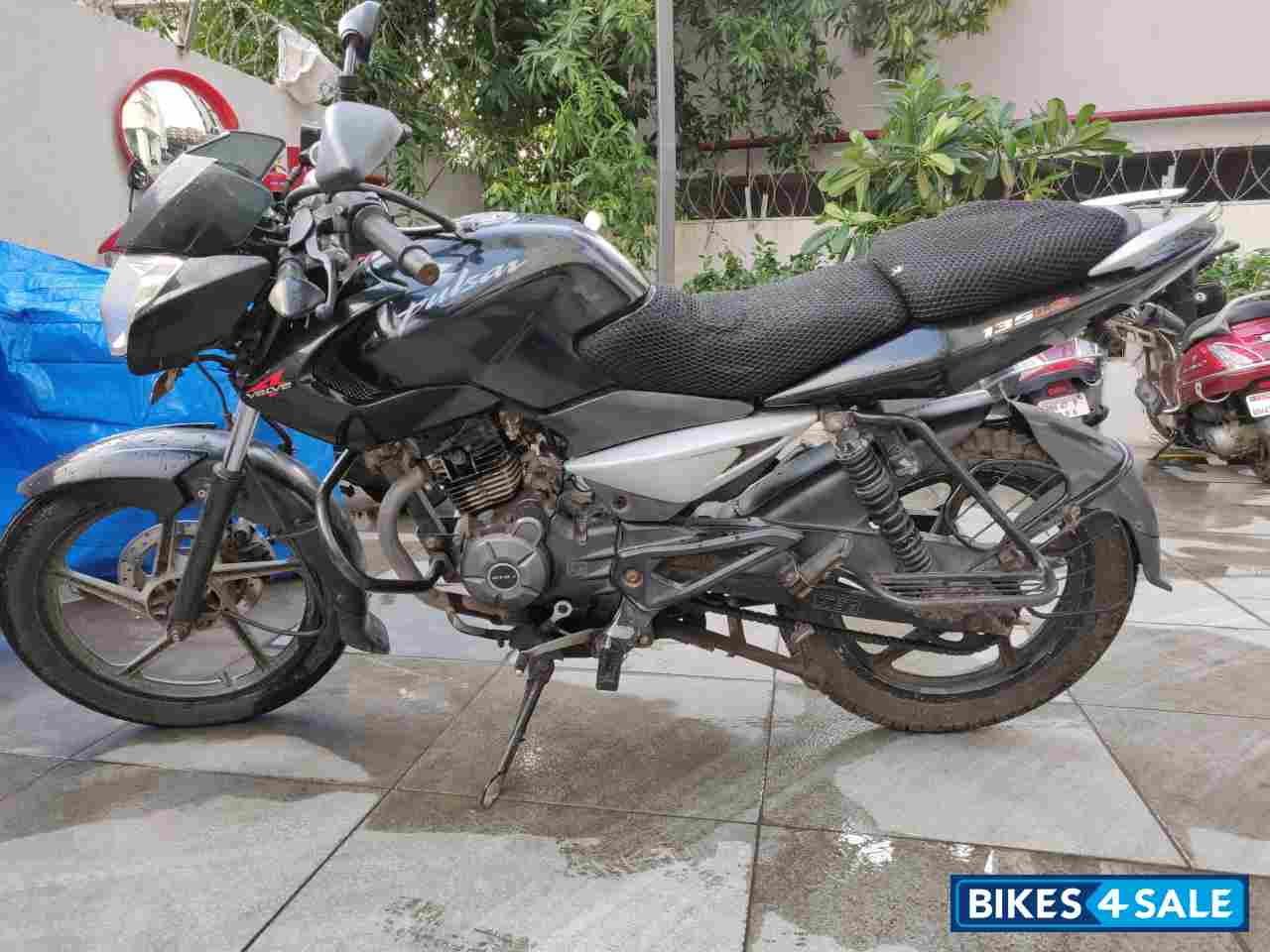 Black Bajaj Pulsar 135LS