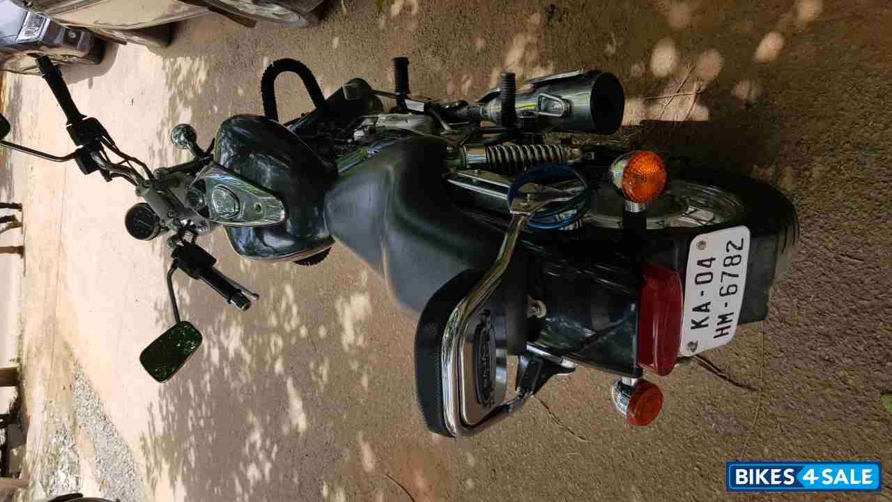 Black Bajaj Avenger 220 DTS-i