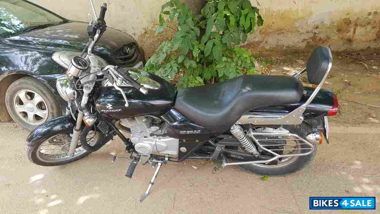 Black Bajaj Avenger 220 DTS-i Black Bajaj Avenger 220 DTS-i