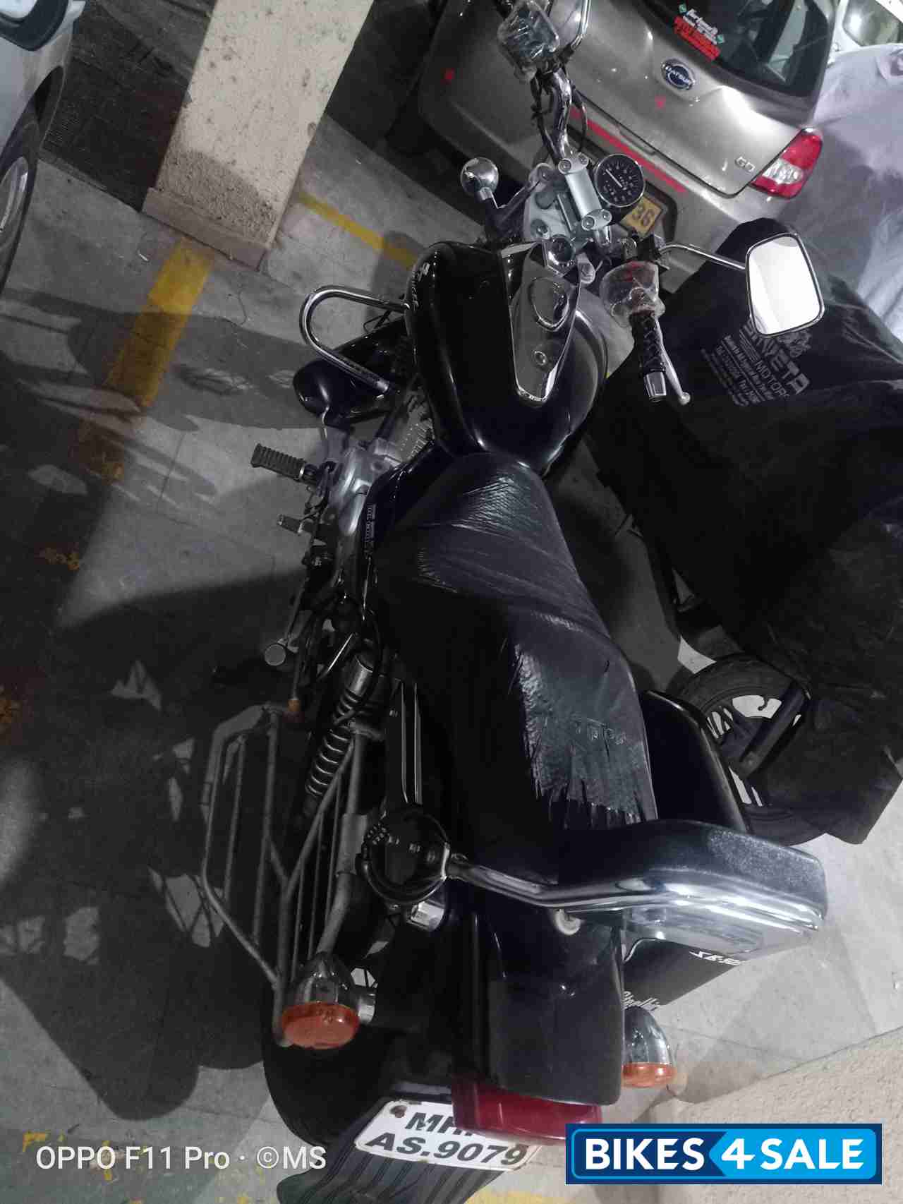 Black Bajaj Avenger 220 DTS-i