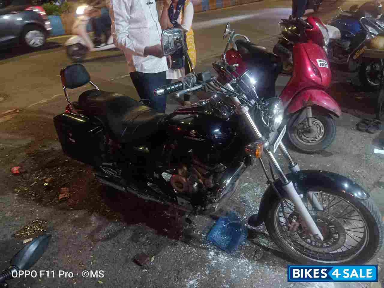 Black Bajaj Avenger 220 DTS-i Black Bajaj Avenger 220 DTS-i