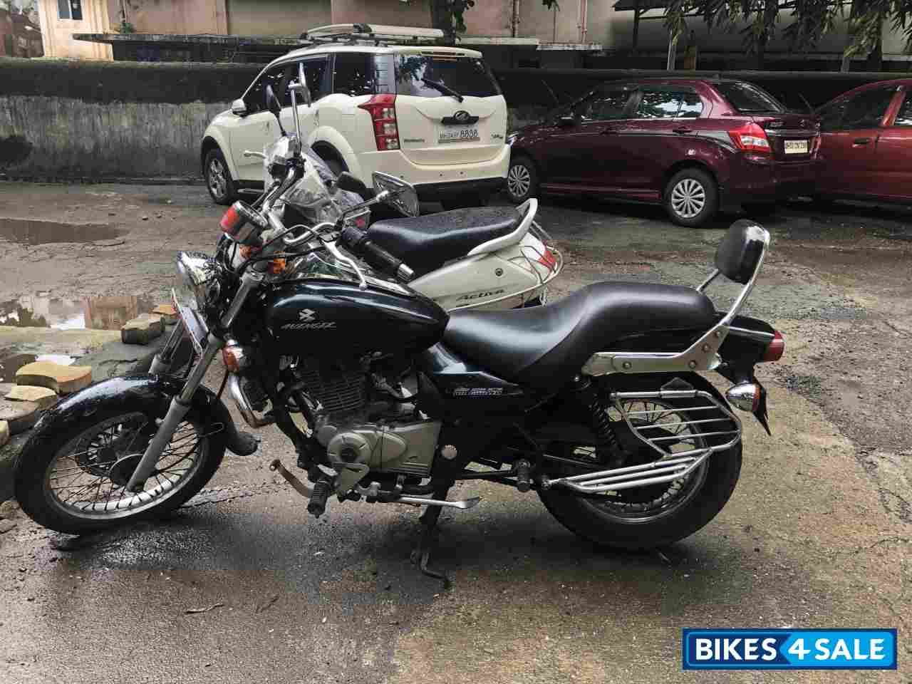 Black Bajaj Avenger 220 DTS-i Black Bajaj Avenger 220 DTS-i