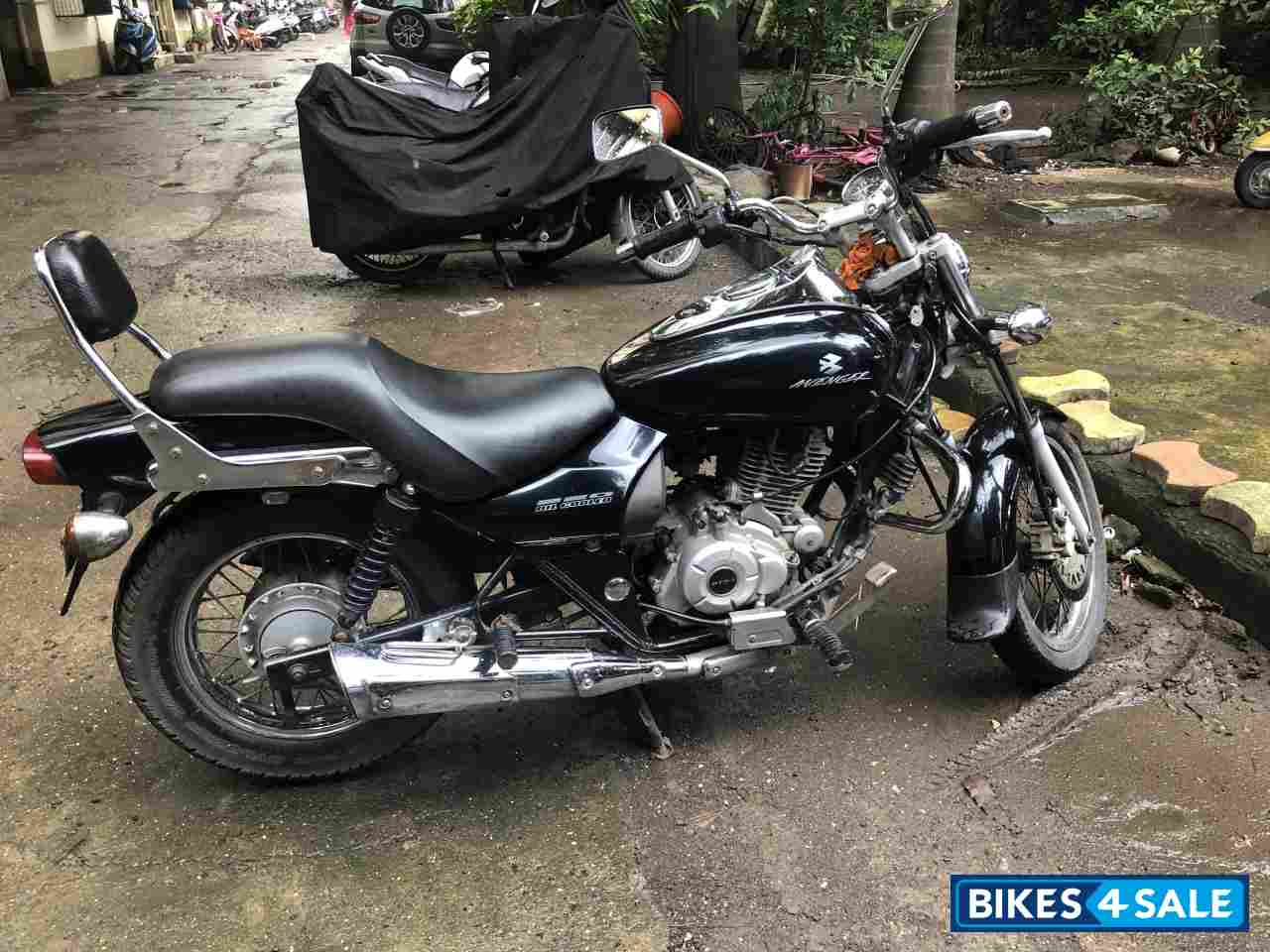 Black Bajaj Avenger 220 DTS-i Black Bajaj Avenger 220 DTS-i
