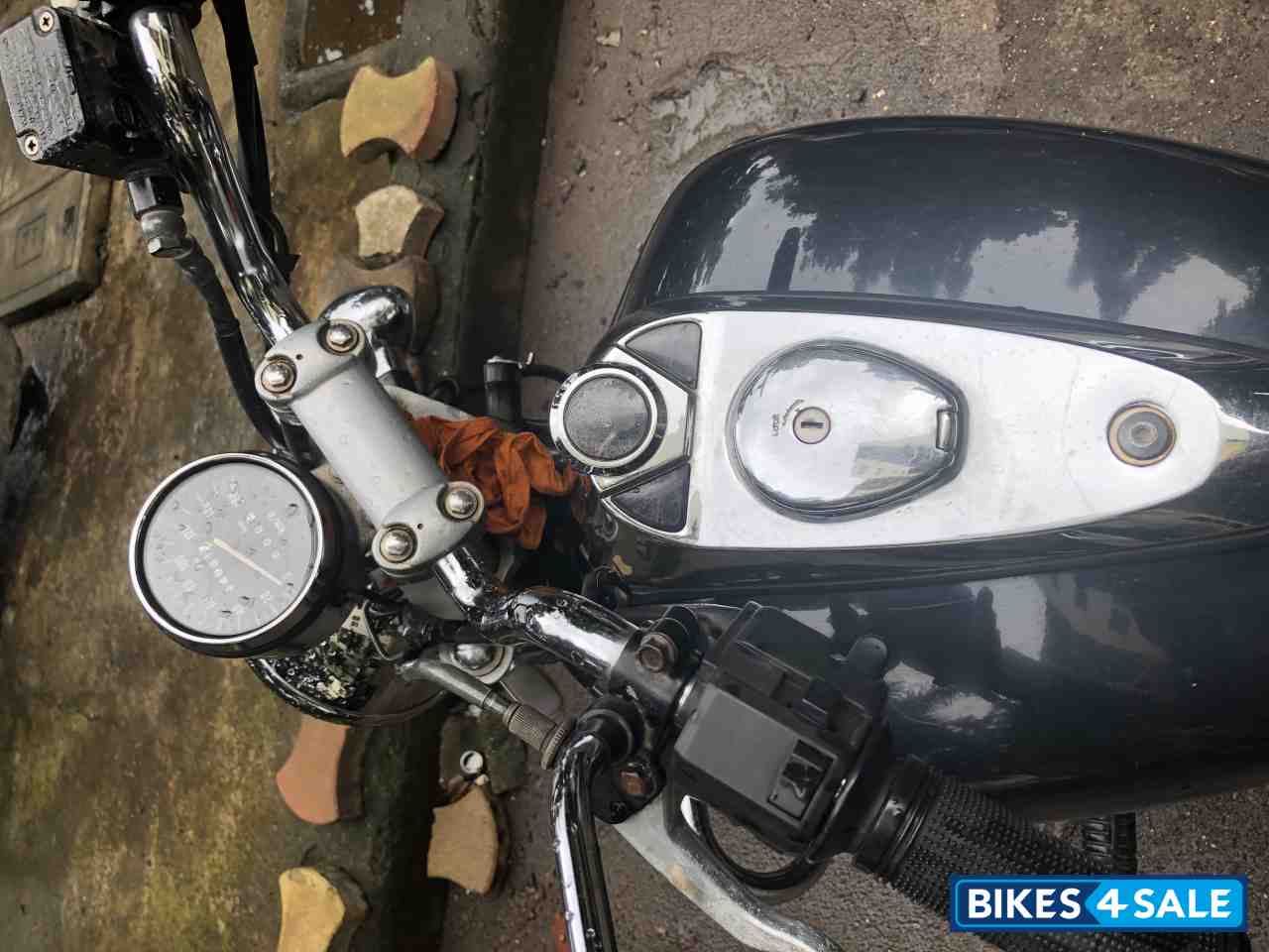 Black Bajaj Avenger 220 DTS-i Black Bajaj Avenger 220 DTS-i