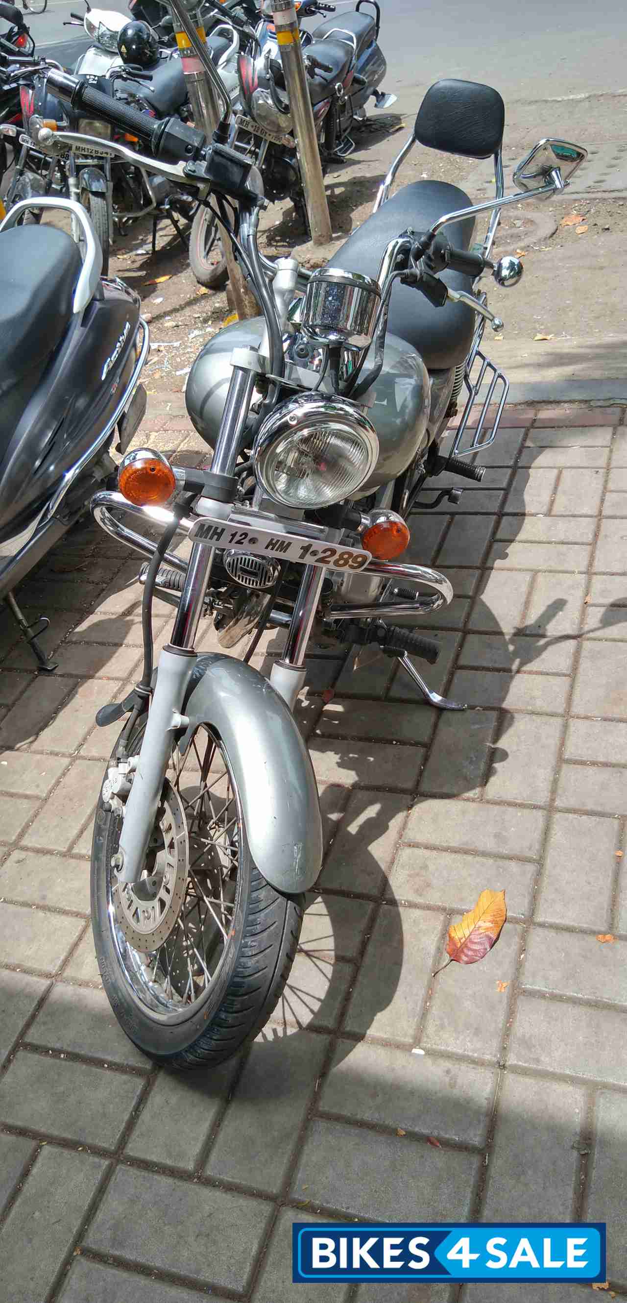 Silver Bajaj Avenger 220 DTS-i