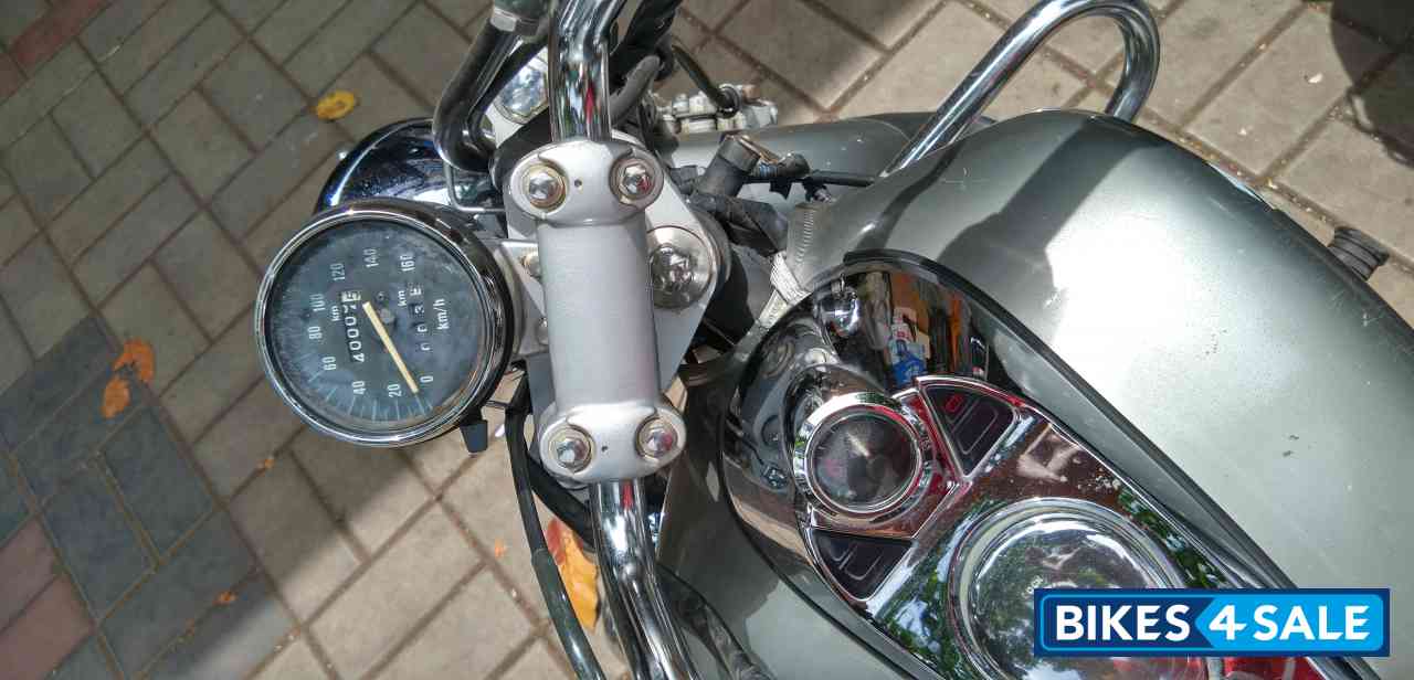 Silver Bajaj Avenger 220 DTS-i