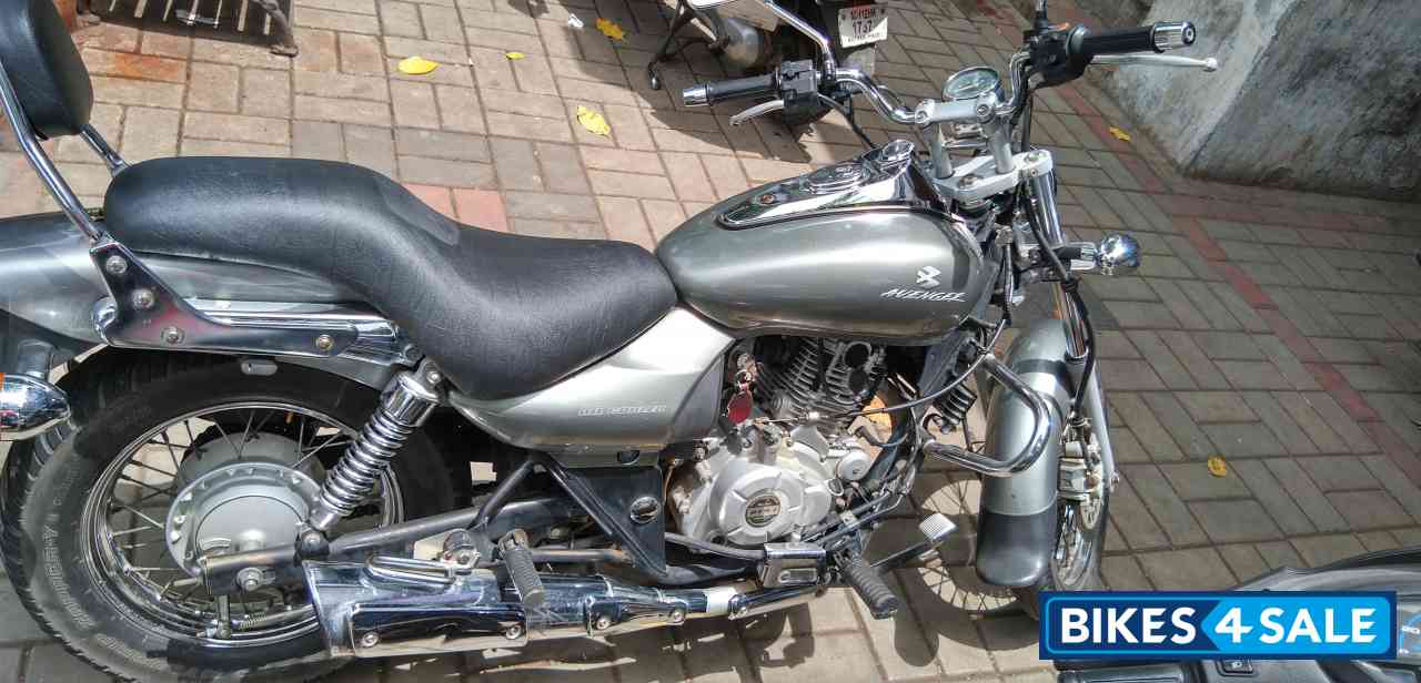 Silver Bajaj Avenger 220 DTS-i