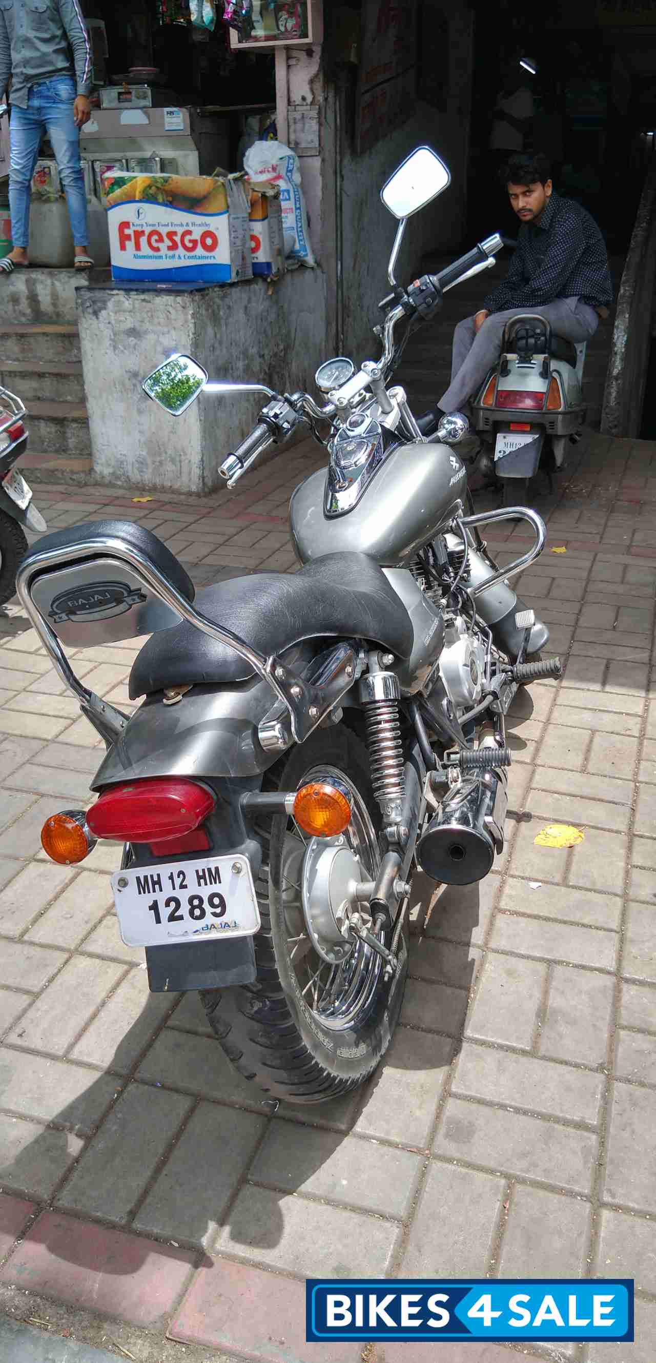 Silver Bajaj Avenger 220 DTS-i