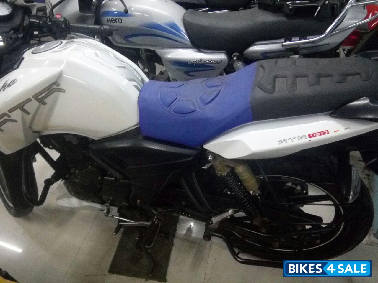 White TVS Apache RTR 180
