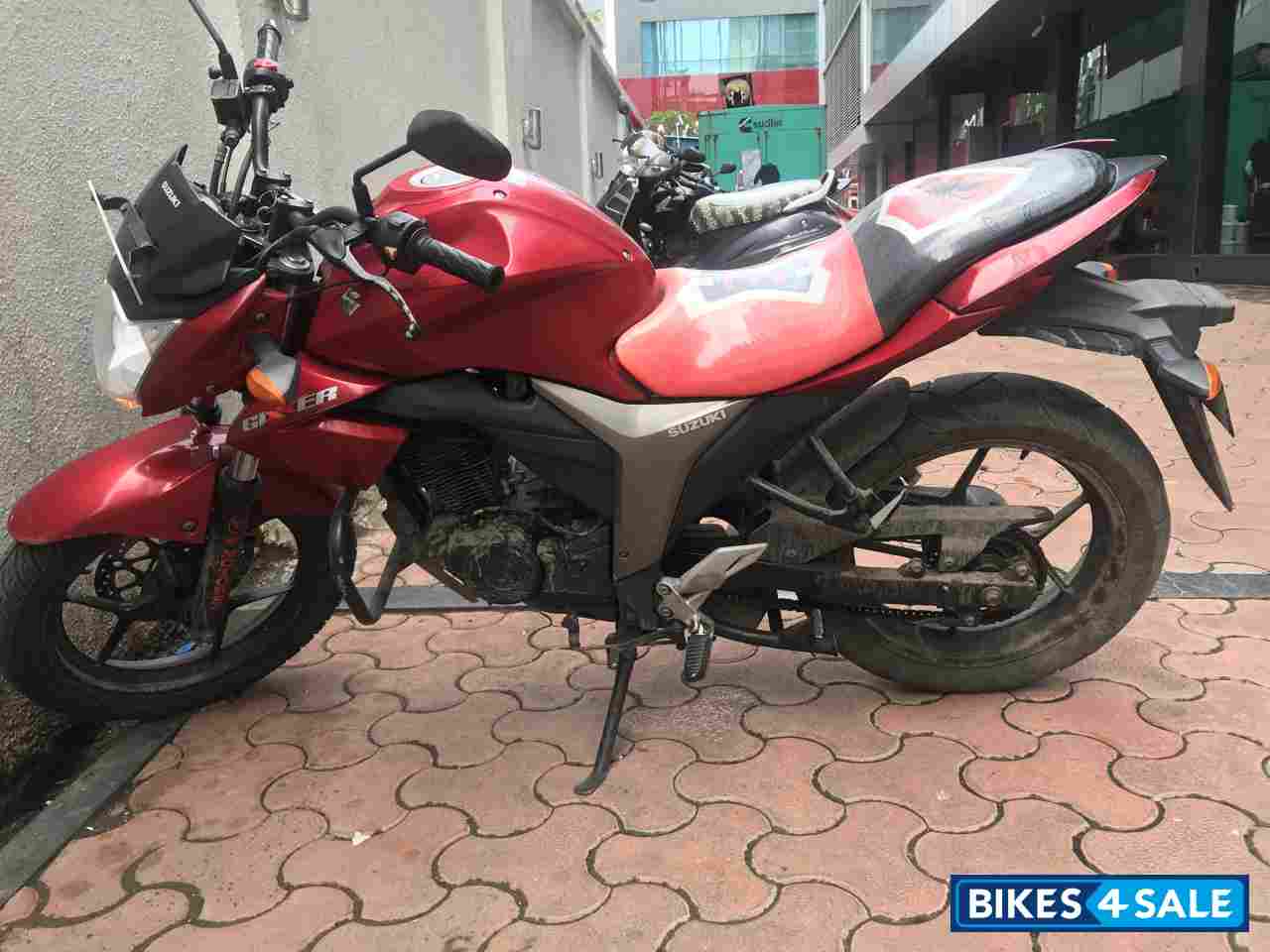 Red Suzuki Gixxer 150