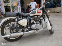 White Royal Enfield Classic 500